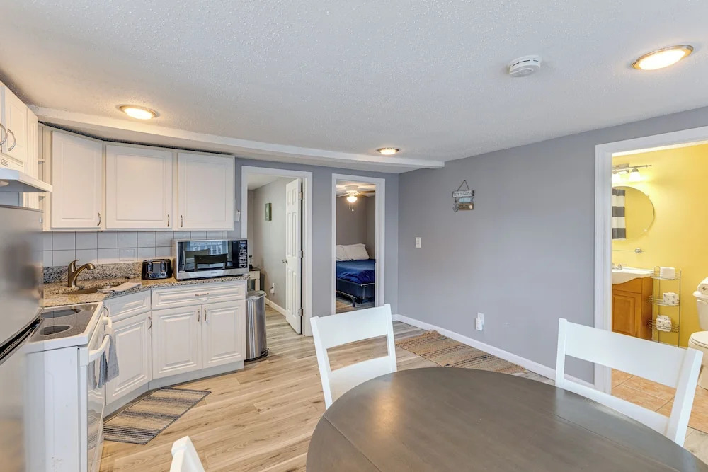 Walk to Public Beach Access! Breezy Hampton Condo