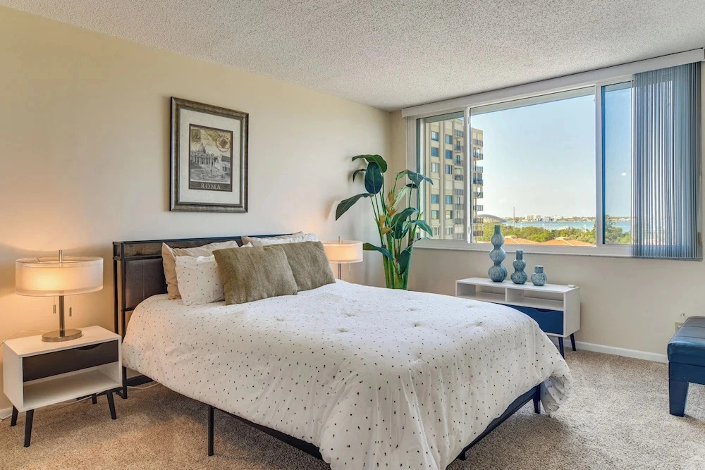 2 Mi to Beach! Bay-view Snowbird Haven in St Pete