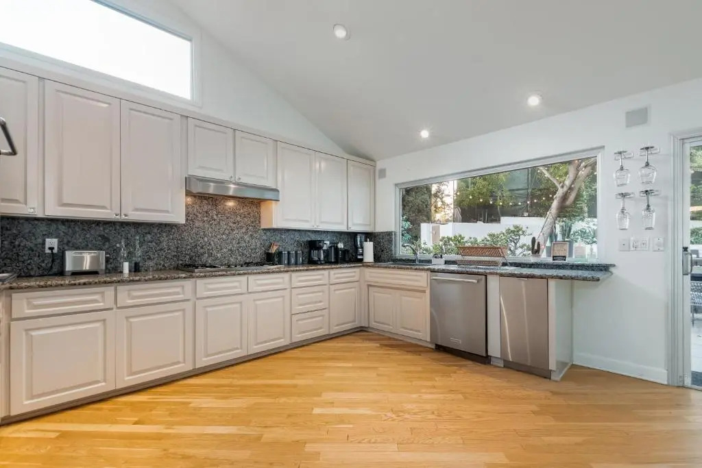 Modern Hollywood Hills Home-Pool,Sauna,5*location