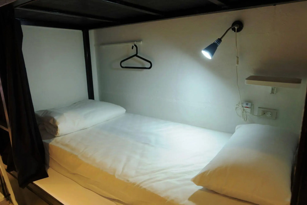 Seek Sleep Hostel