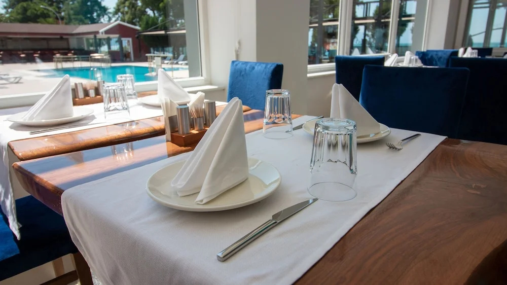 Lake Li̇fe Hotel
