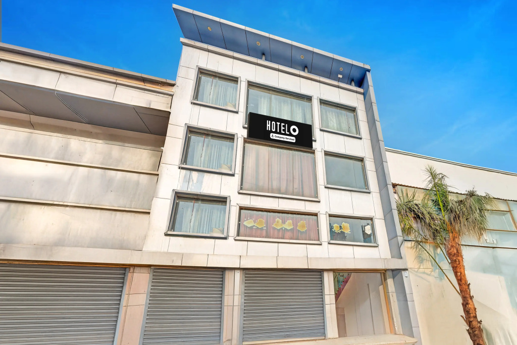 OYO 13672 Hotel Dhruv