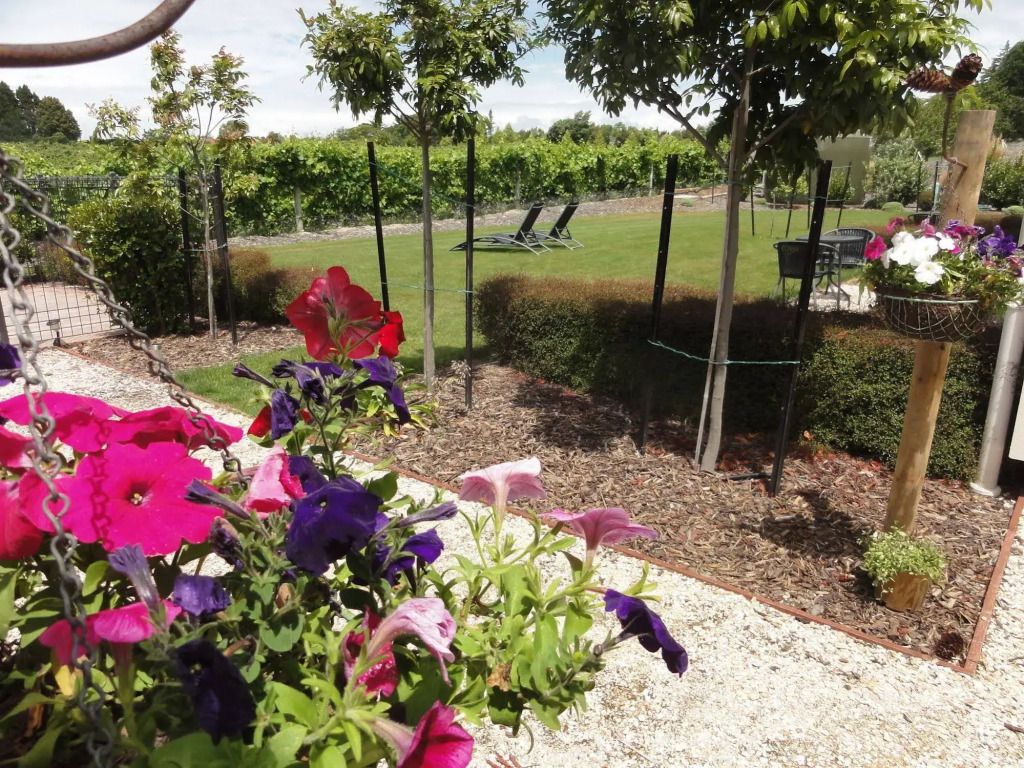 Pine Hill Lodge In Vineyard