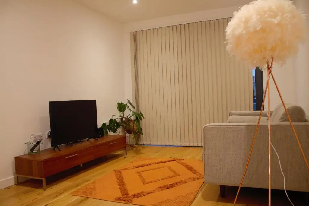 whats she want-- 2beds 2bath apartment
