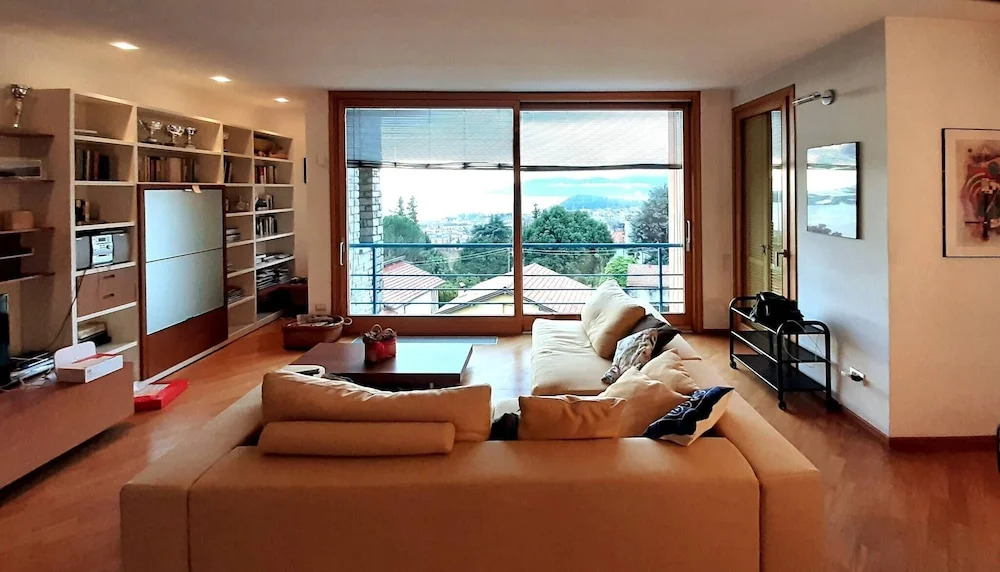Casa Azalea Rossa - Luxury Lake View Home