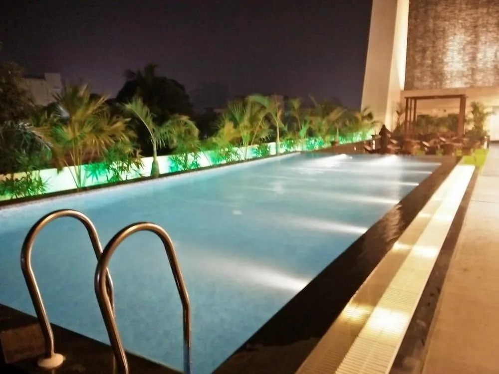 Hotel Saffron Crest