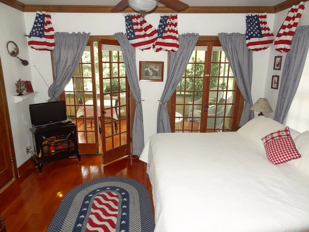 Lake Ripley Lodge w Lake Front Rooms, Grand Porch, Kayaks & Paddleboard