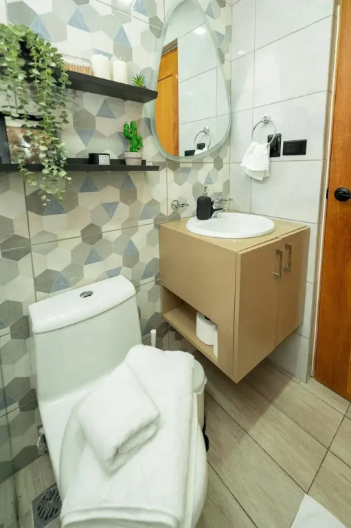 Dream Stay - Pool & Gym - 10min Airport & Homs