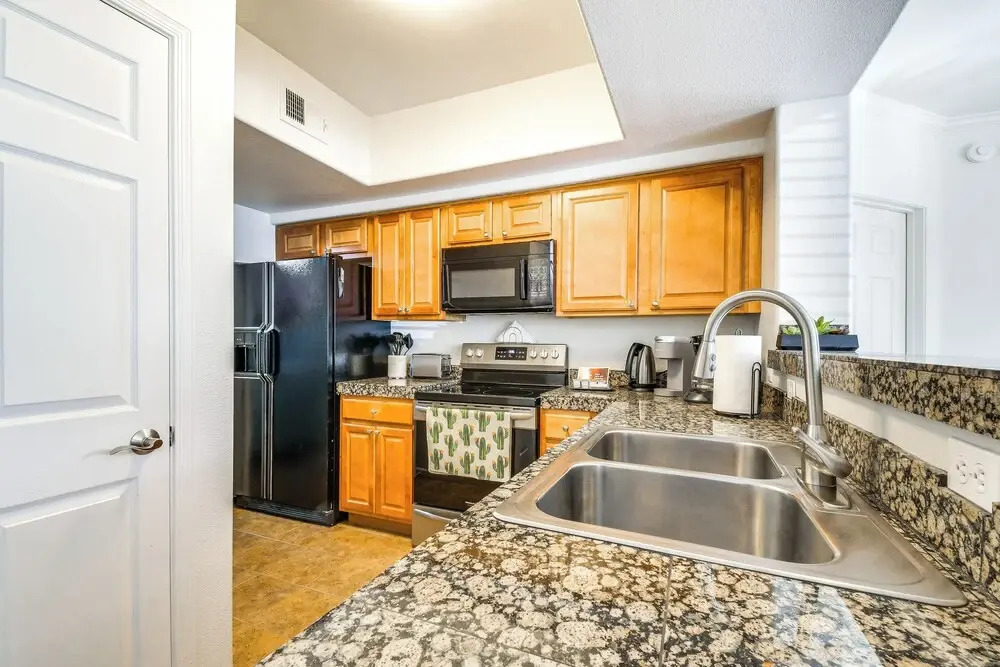 3 Mi to Tpc: Chic Condo w/ Pool Access & Grills