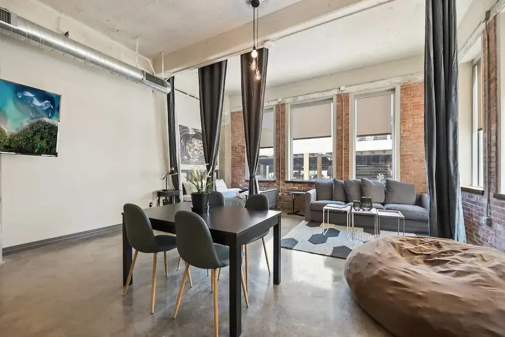 Beautiful 3bd Unit in Perfect Downtown Location