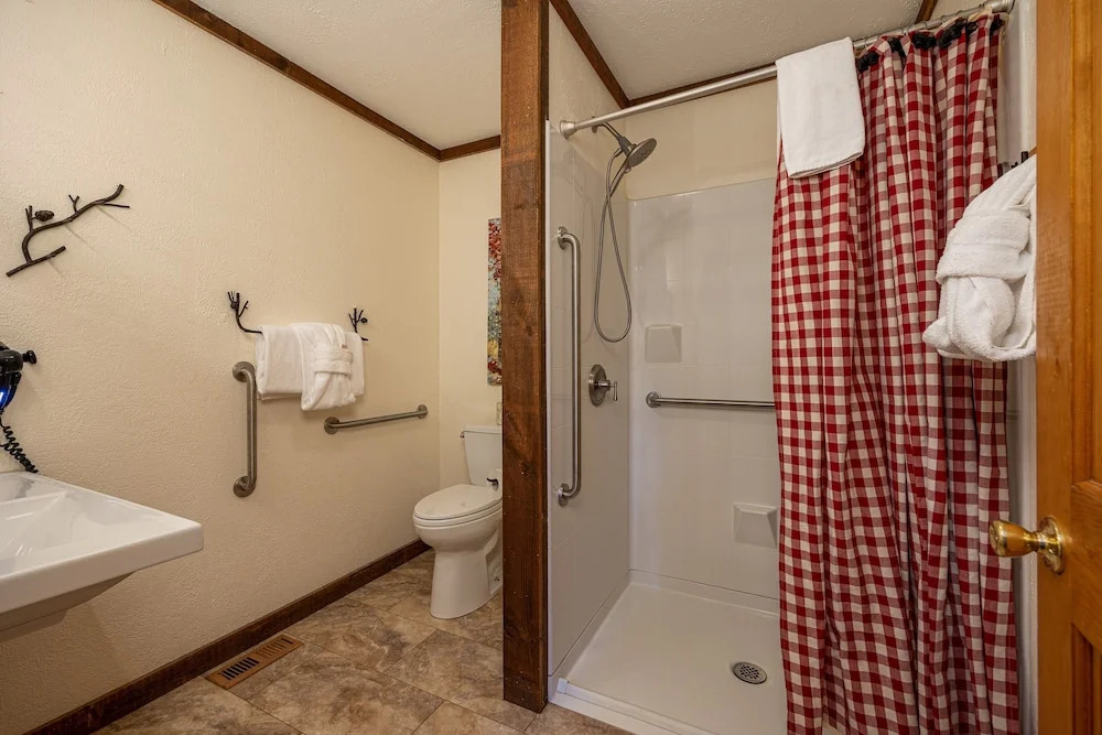 Windsong 2 Br cabin by RedAwning