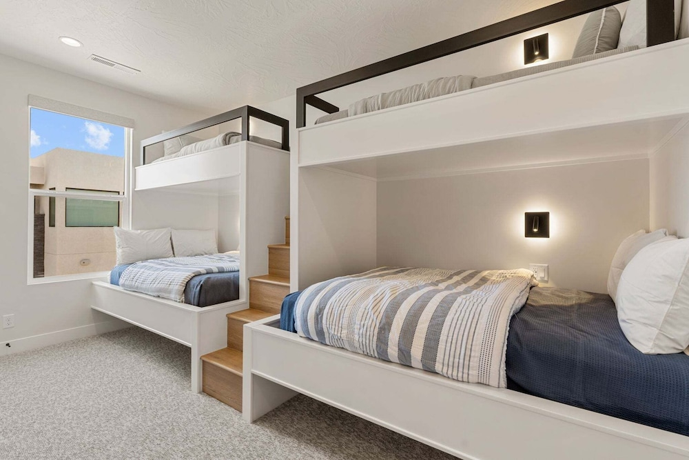 Rockaction Destination 5 Bedroom Townhouse