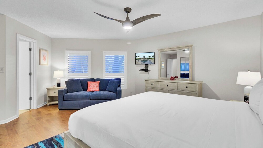 Newly Renovated Beachfront Condo Pool & Balcony 108 Summerhouse by Avantstay