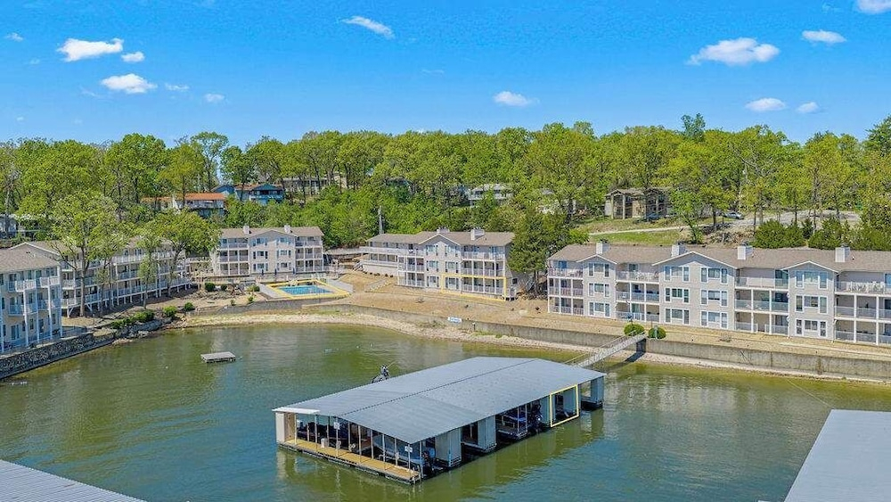 Ozark Get-away Lakefront Condo With Boat Slip