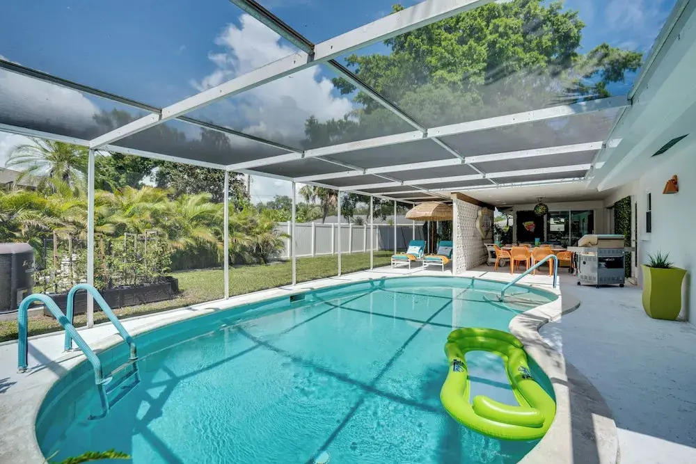 Lanai & Pet Friendly! Retro-chic Sarasota Home!