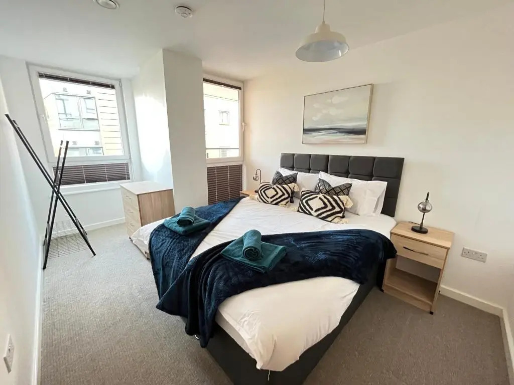 2 Bedroom, 2 Bathroom Modern Apartment close to Ocean Village, Free parking, Single or Double beds