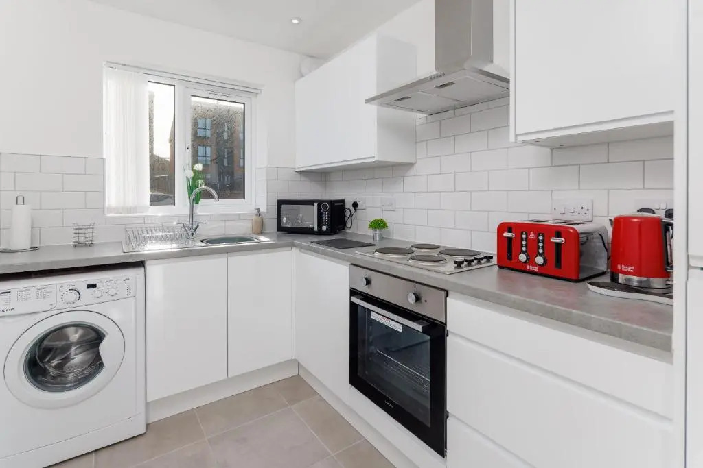 Air Host and Stay - Brand new 3 bedroom house sleeps 7 minutes from LFC and city centre ref27