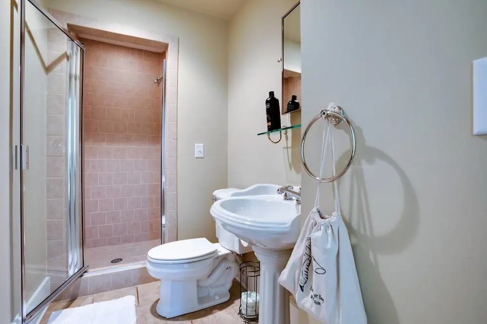 Bold 3br/3.5ba 3-story Home in Vandy Area by Domio