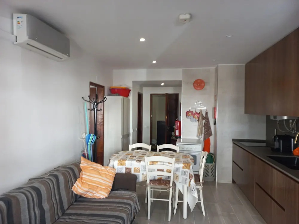 Quarteira 1-bed, Sleeps 4, Parking, 1 min to Beach