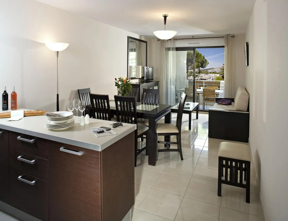 Spacious Marina Stay for Six