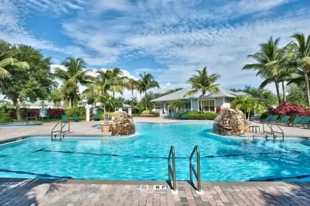 Catina Vacation Rental: Bright 2-BR Condo with Lake Views. Located in Lely Resort with Pool, Hot Tub, and Golf Access. Ideal for Golfers and Beachgoers, Minutes from Naples and Marco Island