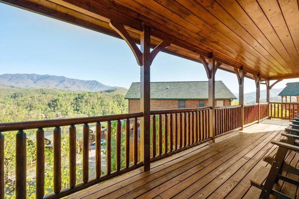 Gatlinburg Mountain Lodge 5 Bedroom Cabin