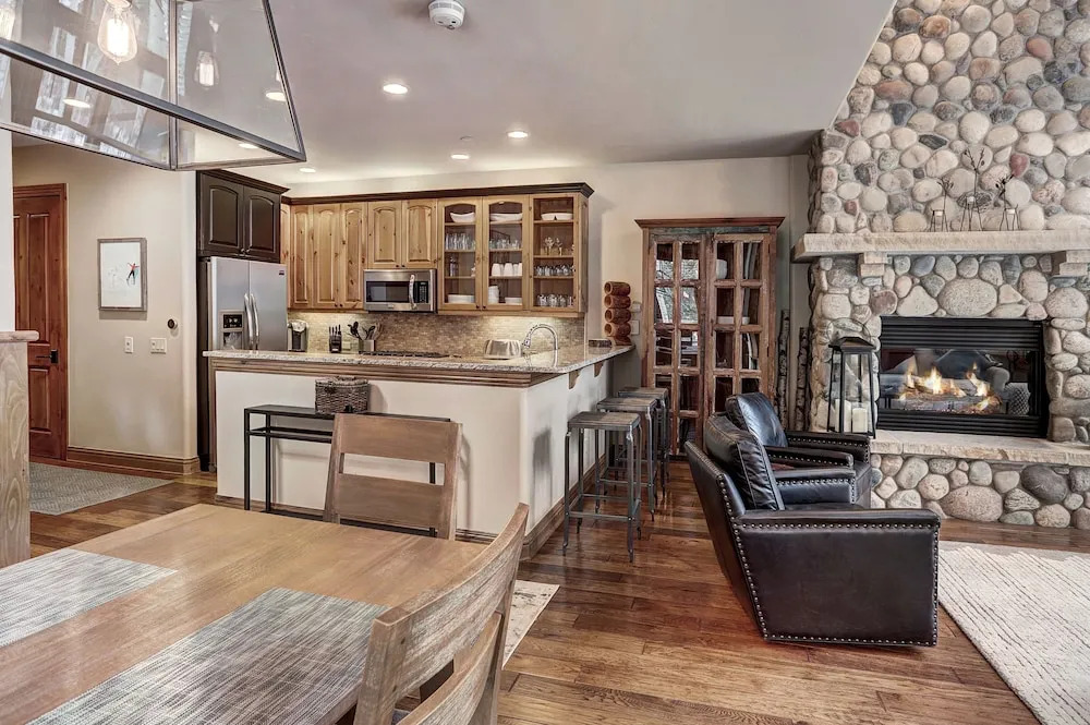 High Ceilings, Natural Light- 3 Bedroom Arrowhead Village Condo