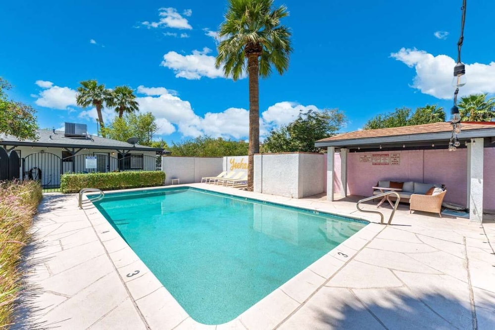 Central PHX 1BR Apartment Pool Gazebo