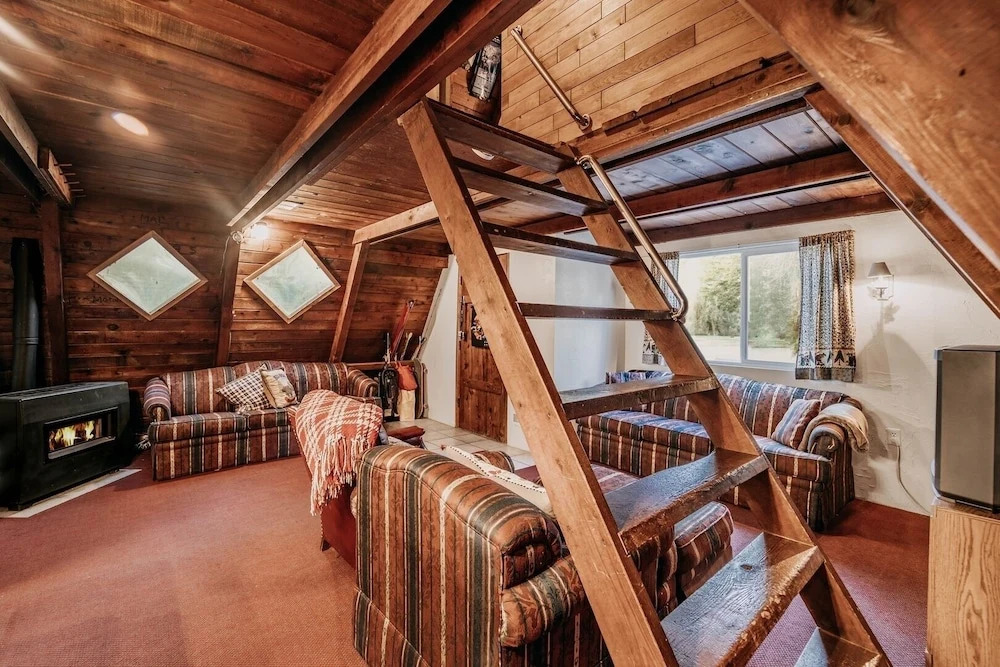 54sl - Hot Tub - Pets Ok - Sleeps 4 2 Bedroom Cabin by RedAwning