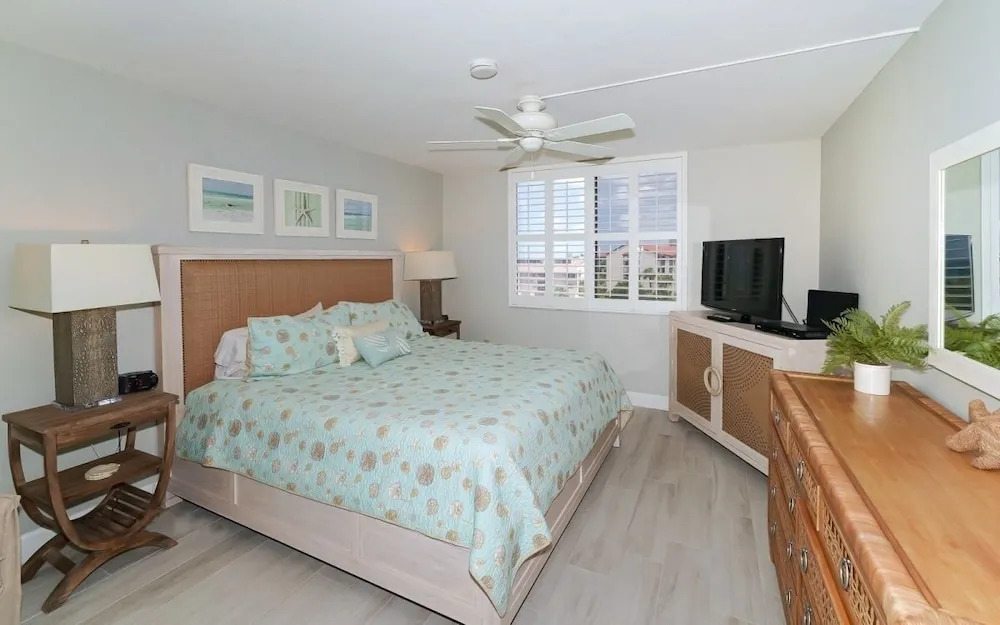 404-excelsior- Beautiful Unit Offering Amazing Gulf Views! 2 Bedroom Condo