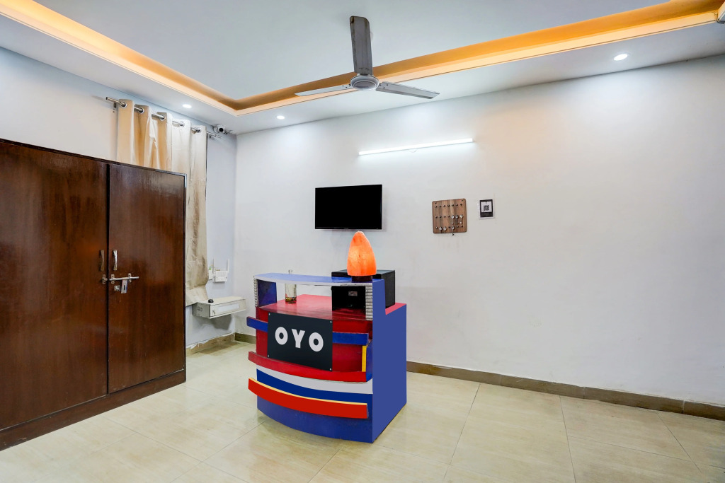 Super Hotel O Silver Key KD plaza Near Saket Metro station