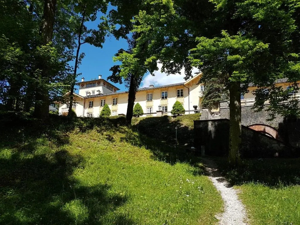 Königliche Villa Appartement mit Balkon