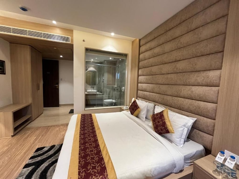 Hotel RRV with Free Parking
