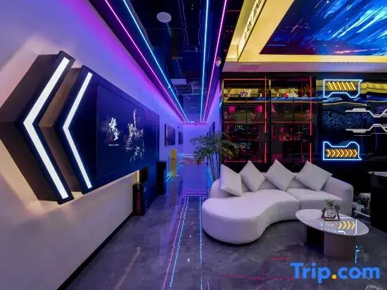 Hongya Blue Whale E-Sports Hotel