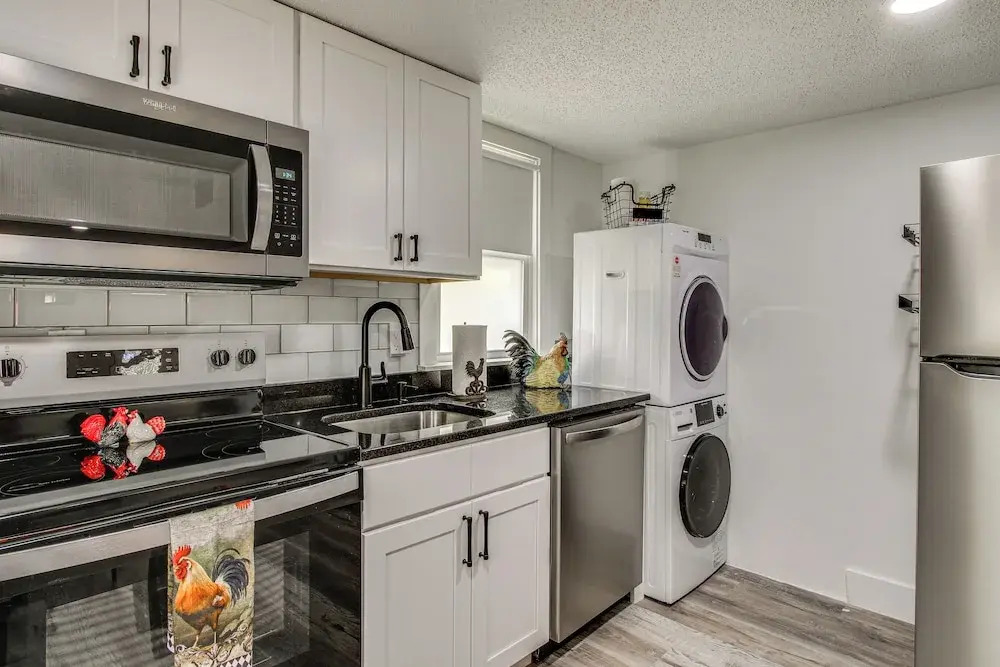 2 Mi to USC Campus: Peaceful Apartment w/ Yard