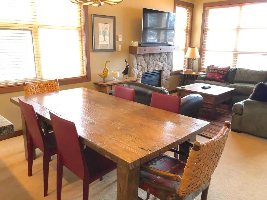Ski in Ski out Minutes from Village, Private Hot Tub Sleeps 6 Free Shuttle