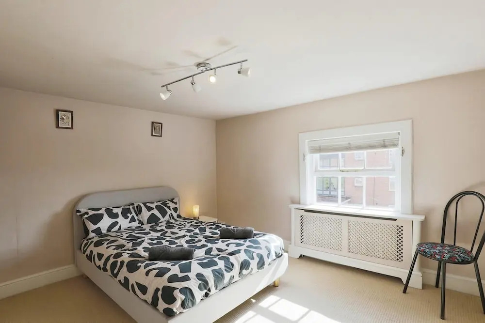 Charming 4-Bed Georgian Home in Central Worcester