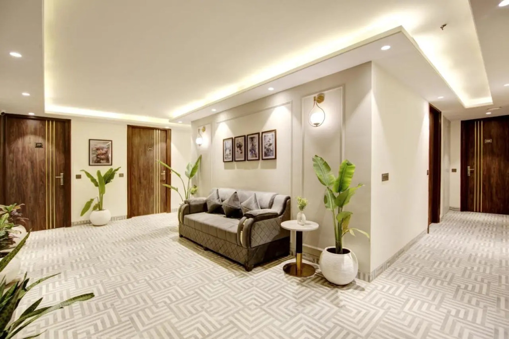 Saltstayz Premier - Galleria Market Road & Sector 27