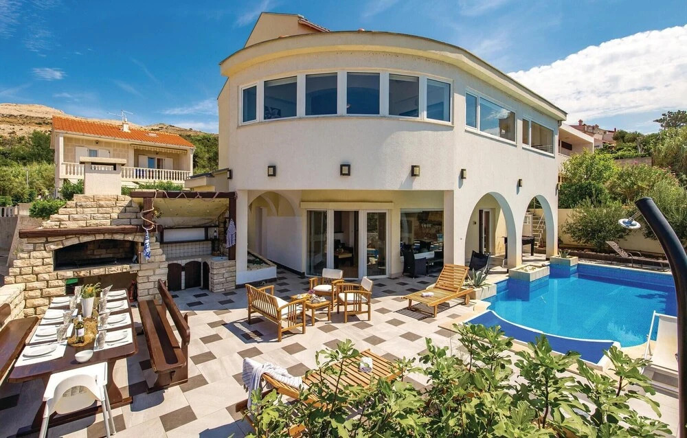 Beautiful Home in Pag With Wifi and 6 Bedrooms