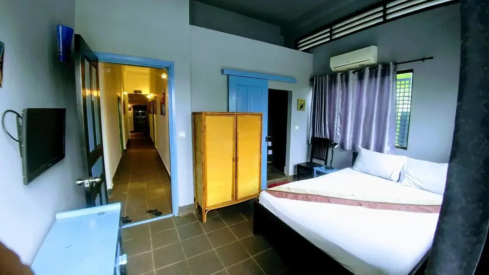 The 84 Hotel ( River Queen )