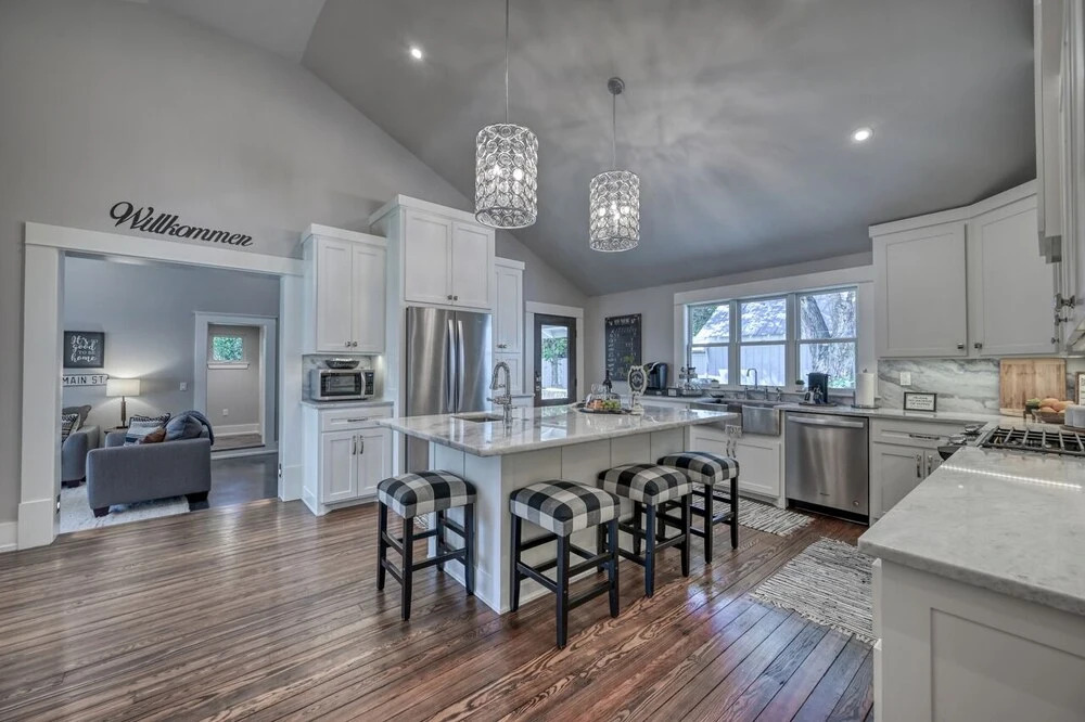 Modern Luxurious Home-w/game Room and Firepit!