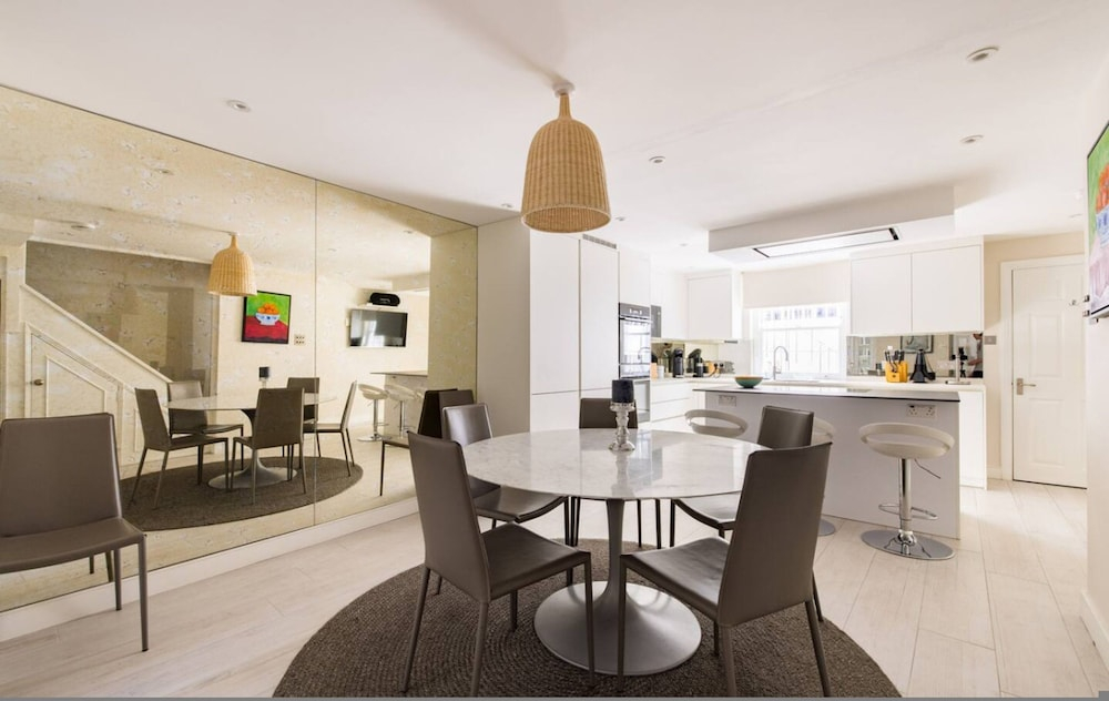 Prince Luxe 4 Bedroom House in Chelsea