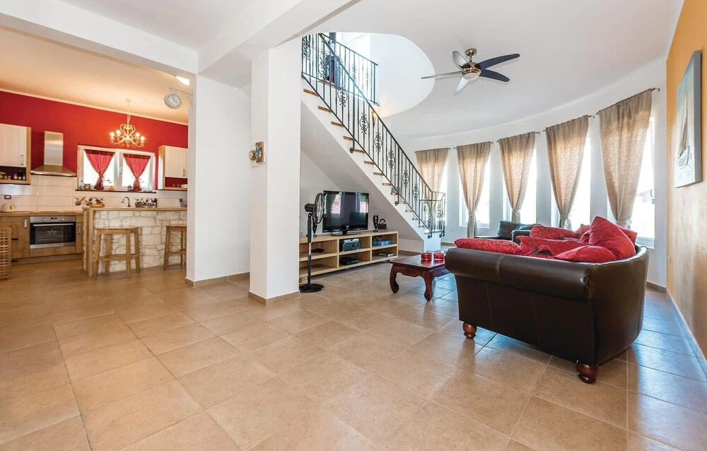 Stunning Home in Sibenik With Wifi and 5 Bedrooms