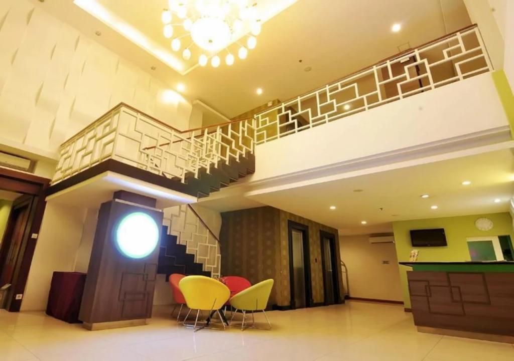 Pose In Hotel Solo