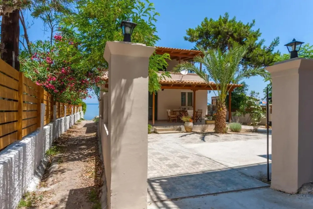 Villa Elizabeth - Seafront Classic Villa