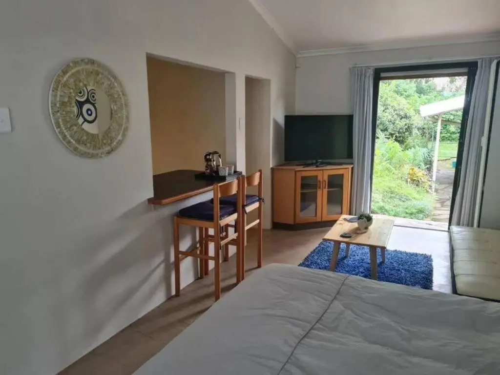 Lovely 1 Queen bed, 1 Sleeper couch Self-catering cottage