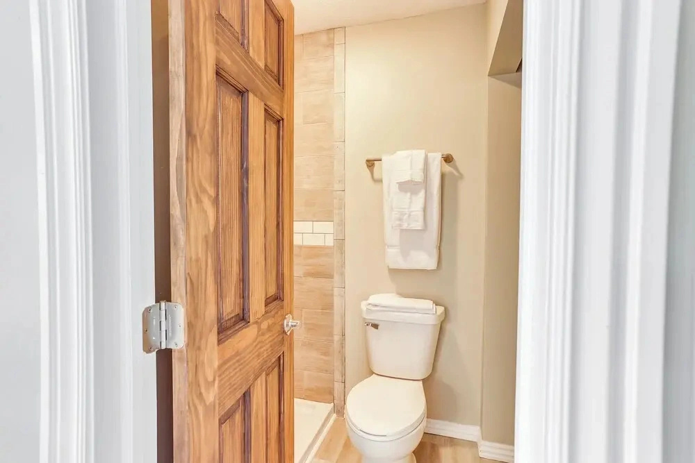 Walk to Oakland City University: Modern Apartment