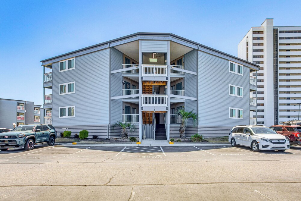 ~ 9 Mi to Boardwalk: Oceanfront Myrtle Beach Condo