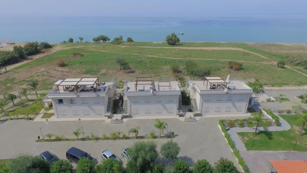 Roseto Beach Club Apartment With Garden Beach Front