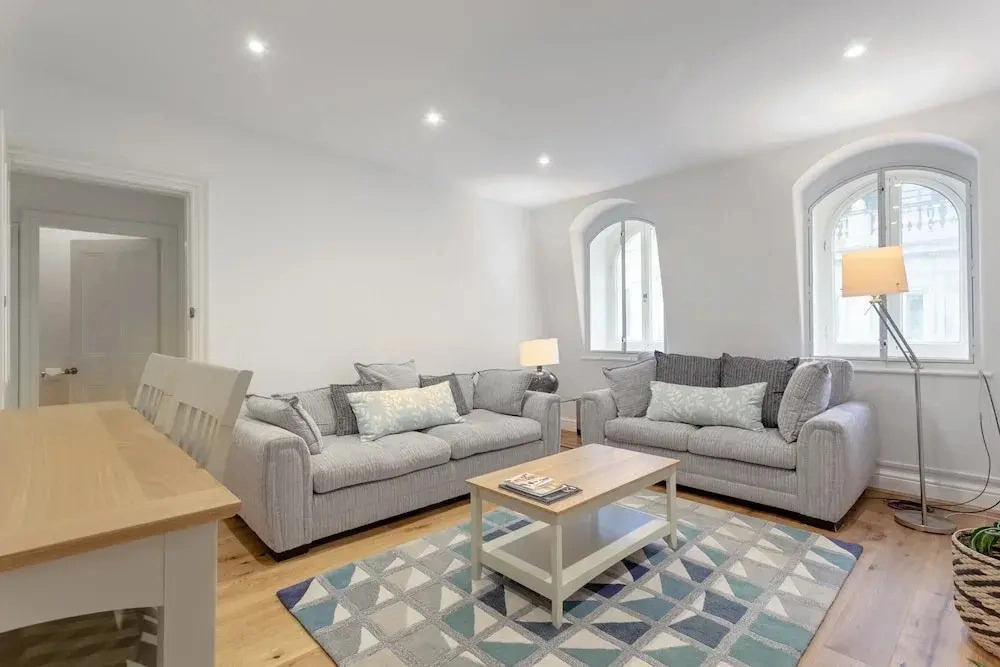 Large & Bright 1 Bed Flat In Piccadilly Circus